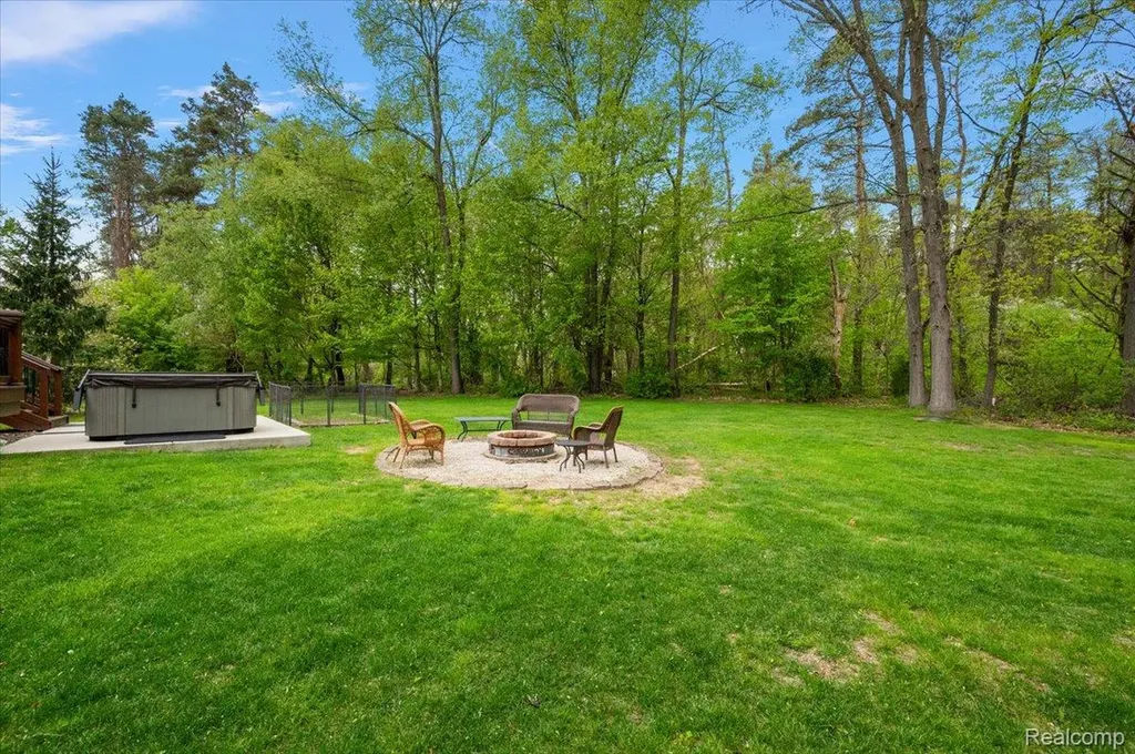 607 Salus Drive Waterford Charter Township MI 48327