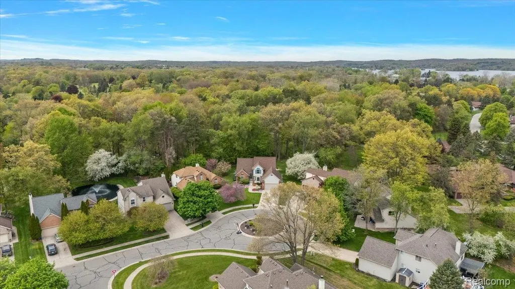 607 Salus Drive Waterford Charter Township MI 48327