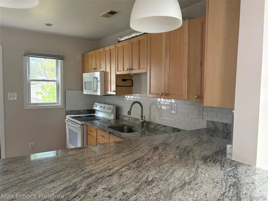27871 Hampden Street Madison Heights City MI 48071