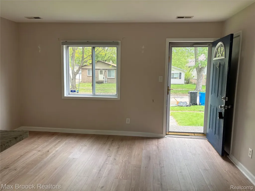 27871 Hampden Street Madison Heights City MI 48071