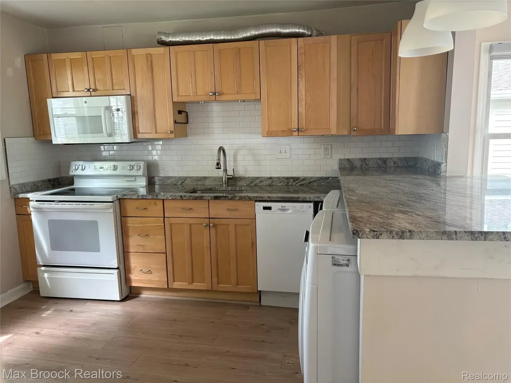 27871 Hampden Street Madison Heights City MI 48071