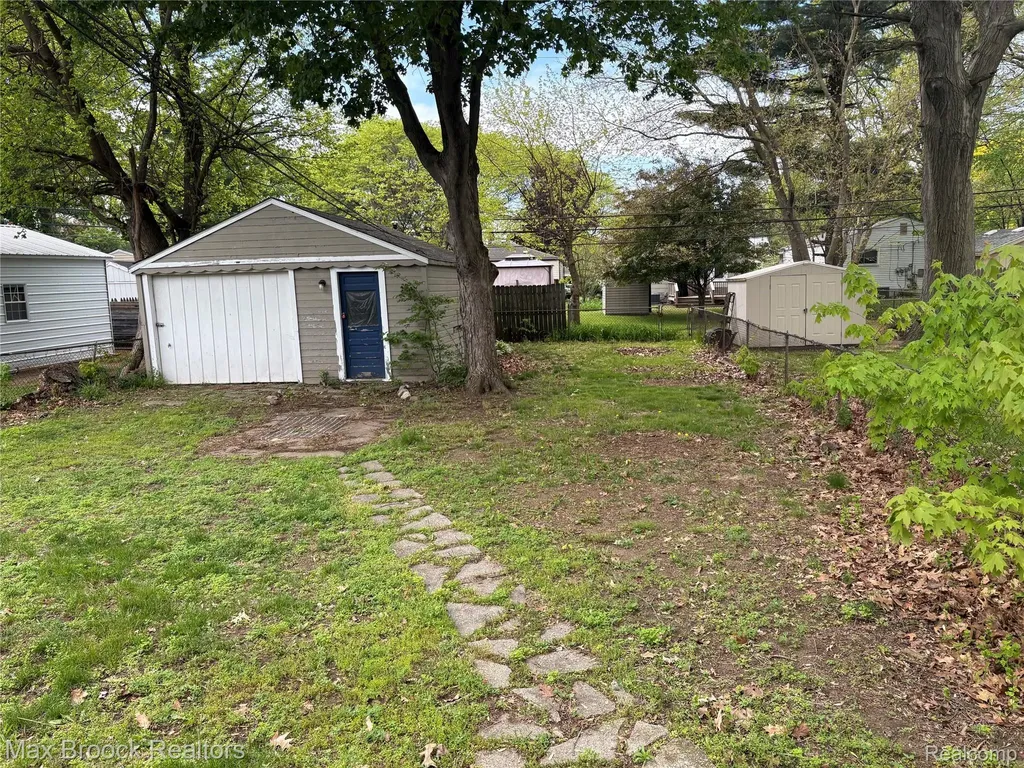 27871 Hampden Street Madison Heights City MI 48071