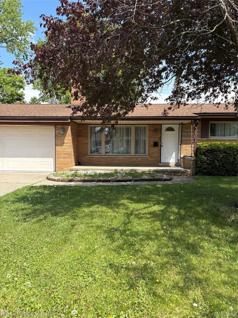 32850 Winnie Avenue Warren City MI 48093