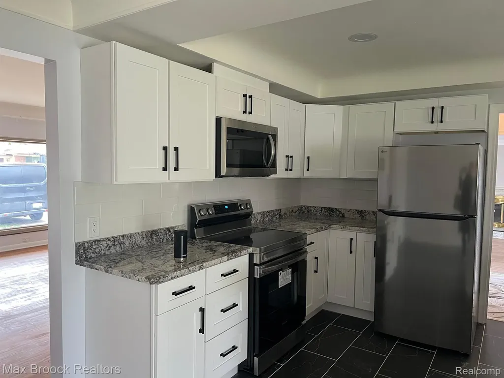 32850 Winnie Avenue Warren City MI 48093