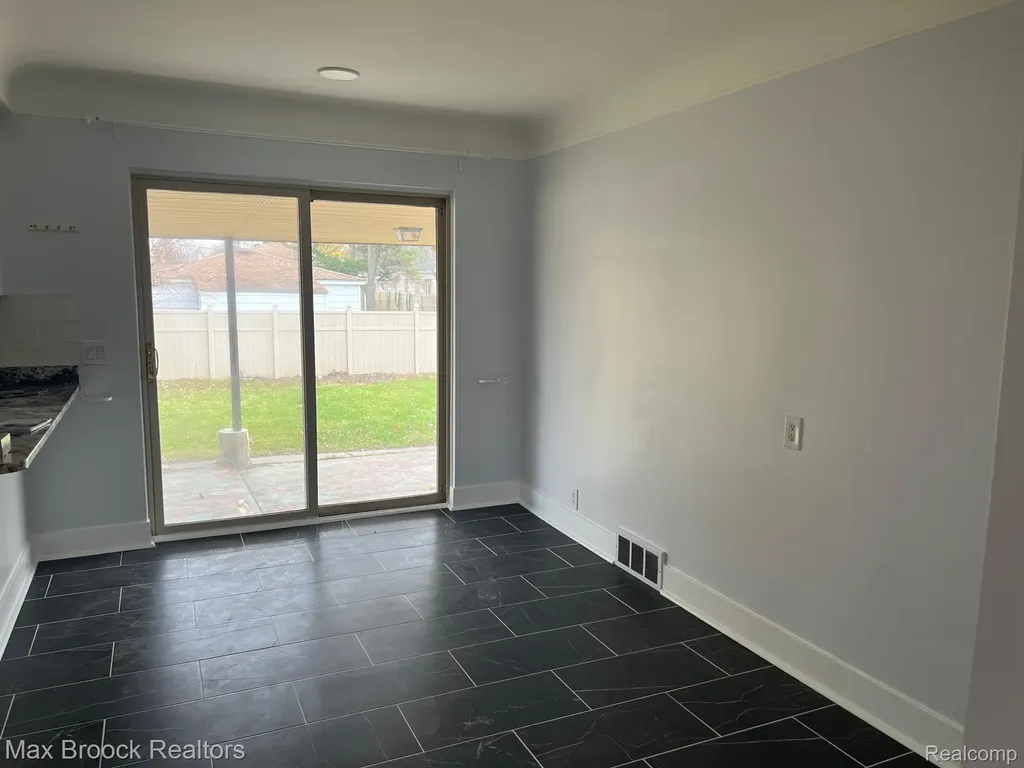 32850 Winnie Avenue Warren City MI 48093