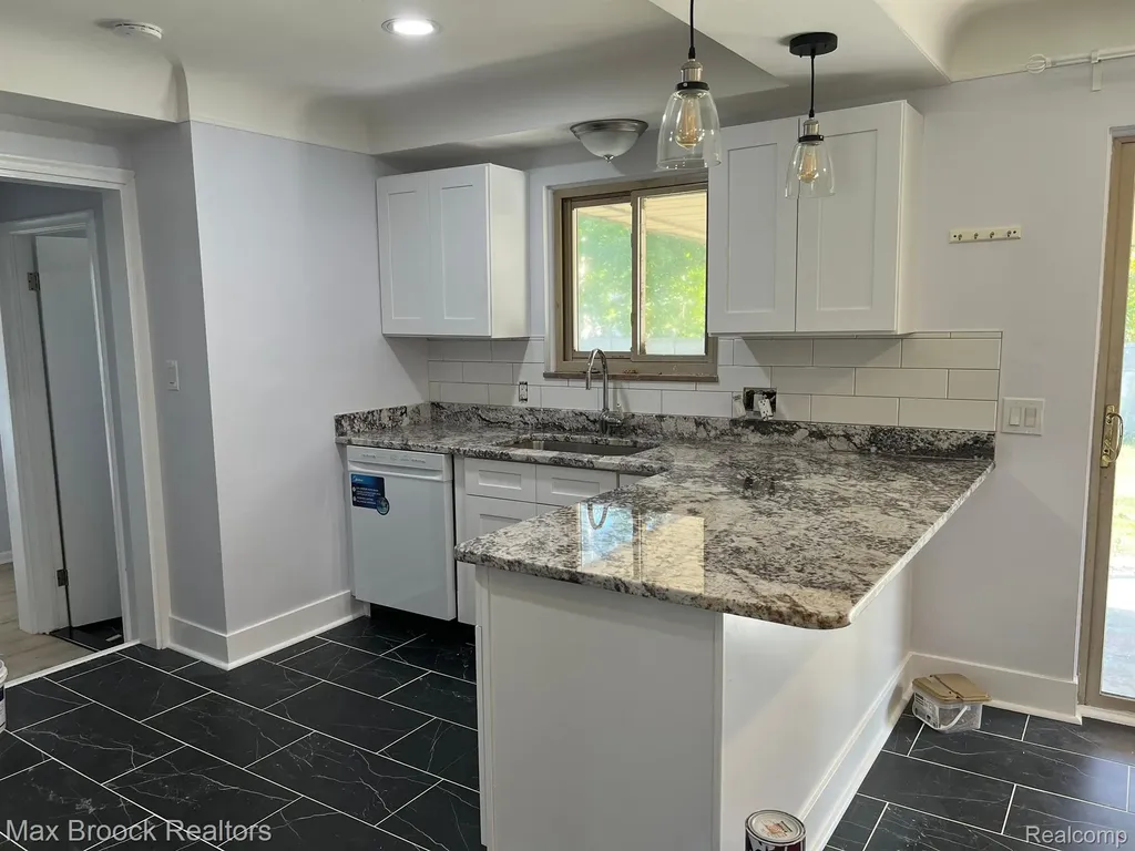 32850 Winnie Avenue Warren City MI 48093