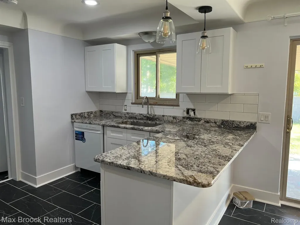 32850 Winnie Avenue Warren City MI 48093