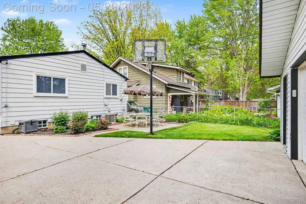 614 Gardenia Avenue Royal Oak City MI 48067