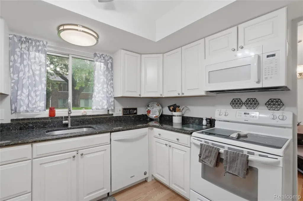16840 Edloytom Way Clinton Charter Township MI 48038