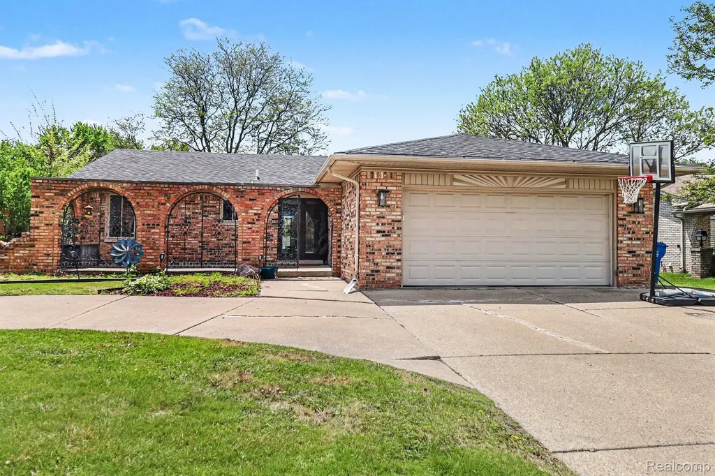 11422 Common Road Warren City MI 48093