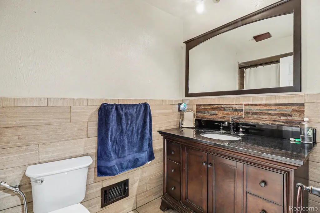 11422 Common Road Warren City MI 48093