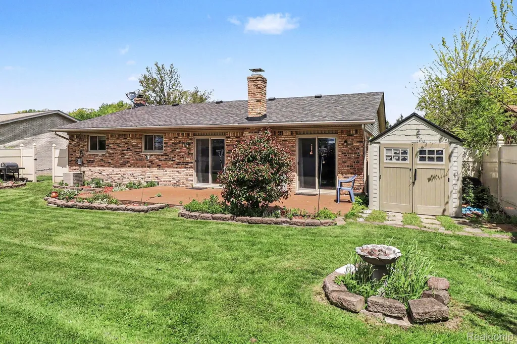 11422 Common Road Warren City MI 48093