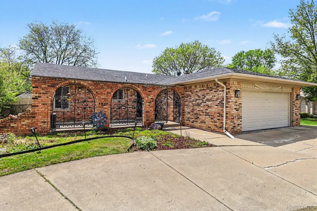 11422 Common Road Warren City MI 48093