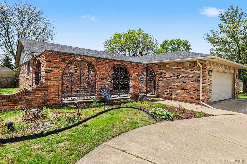 11422 Common Road Warren City MI 48093