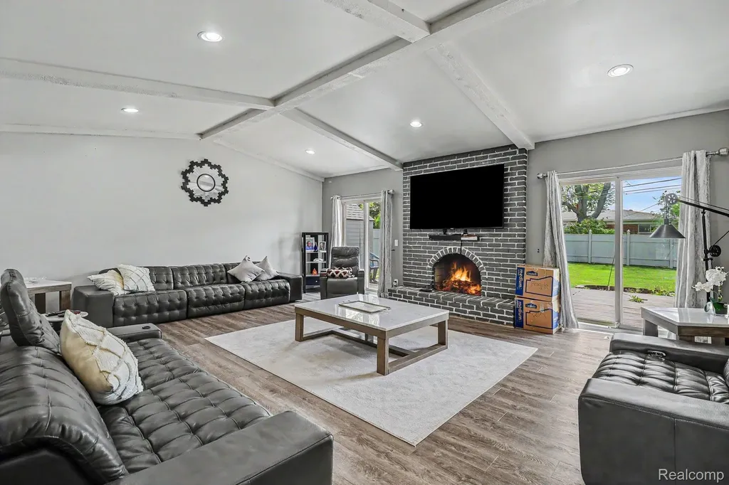 11422 Common Road Warren City MI 48093