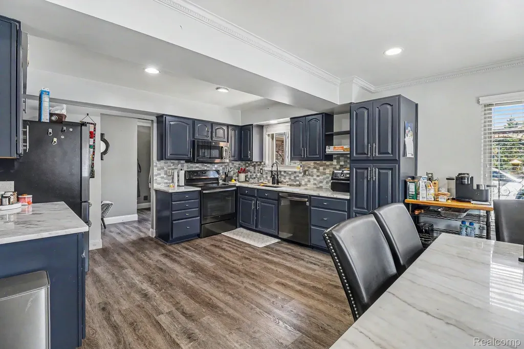 11422 Common Road Warren City MI 48093