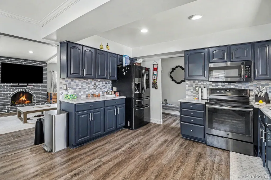 11422 Common Road Warren City MI 48093