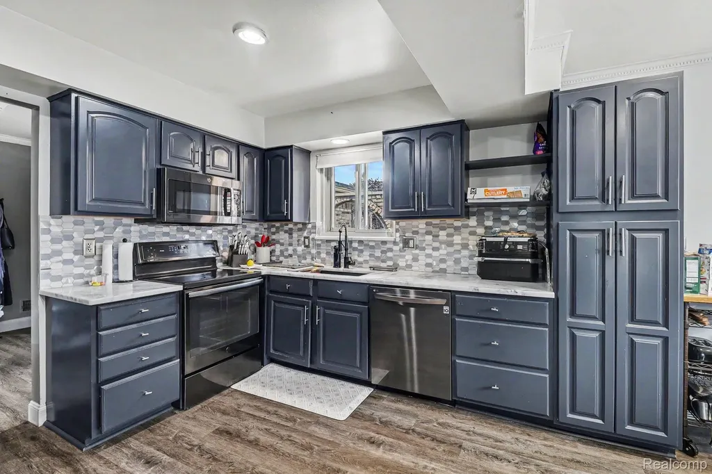 11422 Common Road Warren City MI 48093