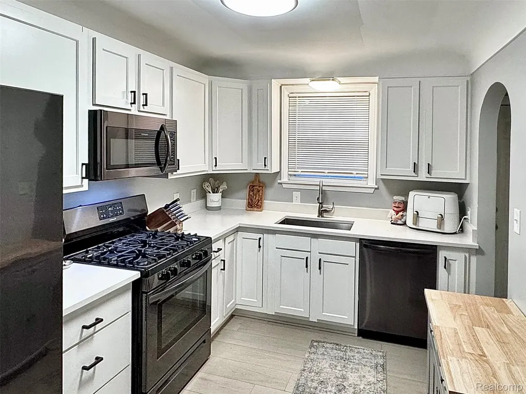 234 Draper Avenue Pontiac City MI 48341