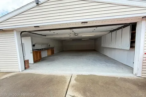 28521 Sutherland Street Southfield City MI 48076