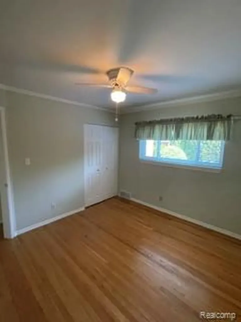 11151 Irvington Drive Warren City MI 48093