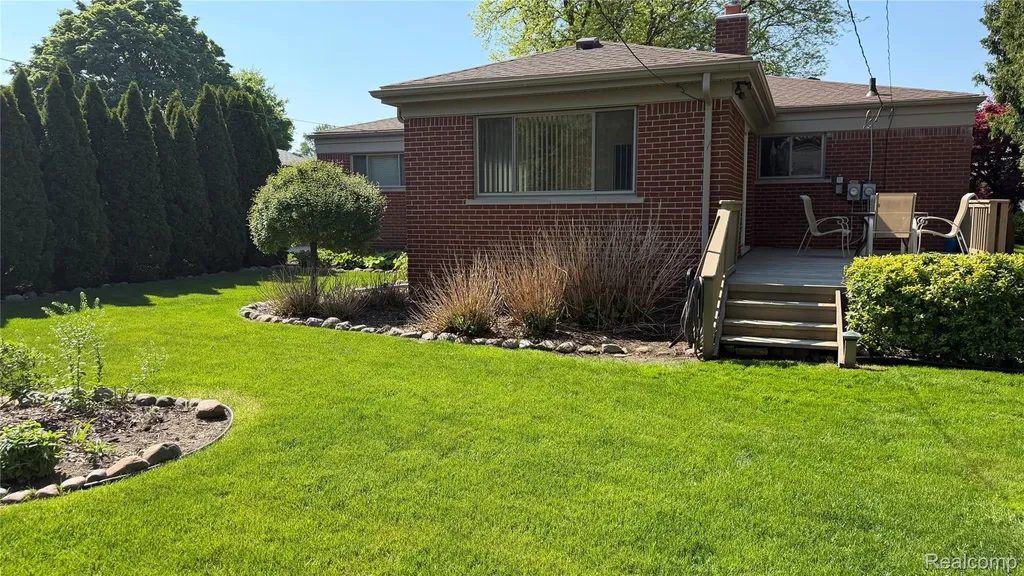 11151 Irvington Drive Warren City MI 48093