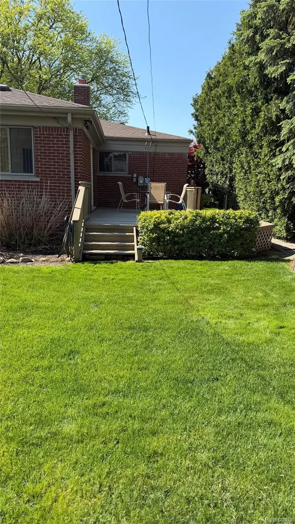 11151 Irvington Drive Warren City MI 48093
