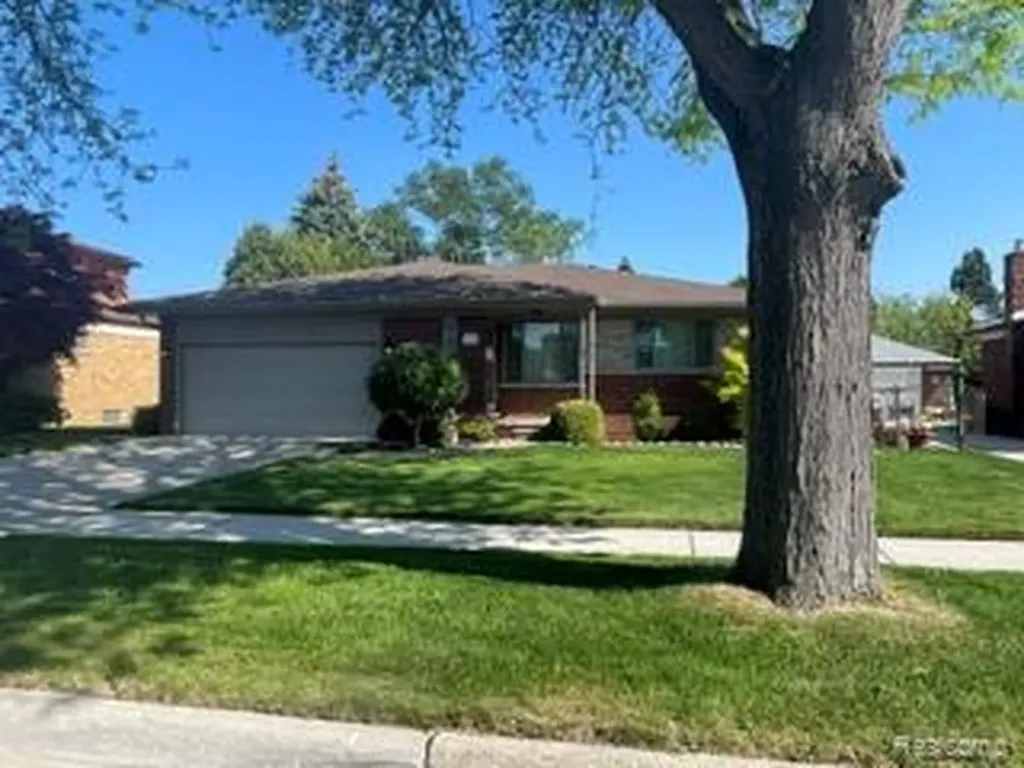 11151 Irvington Drive Warren City MI 48093