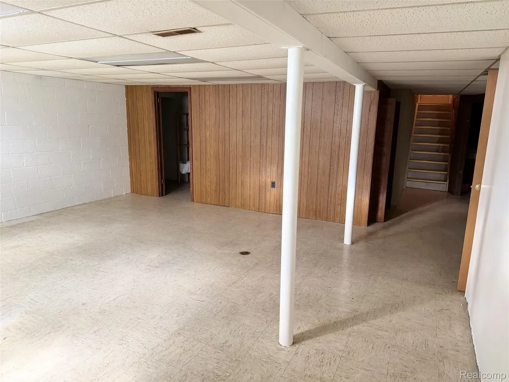 11151 Irvington Drive Warren City MI 48093