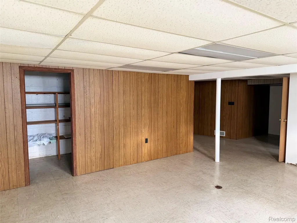 11151 Irvington Drive Warren City MI 48093
