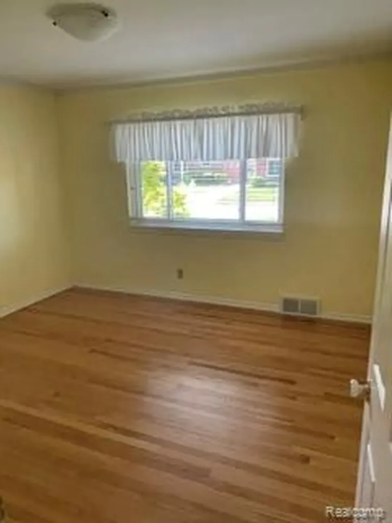 11151 Irvington Drive Warren City MI 48093