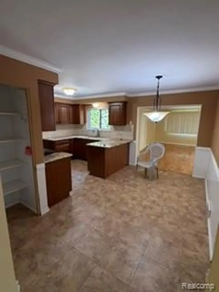 11151 Irvington Drive Warren City MI 48093