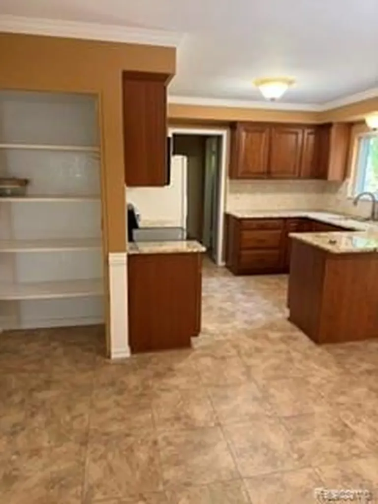 11151 Irvington Drive Warren City MI 48093