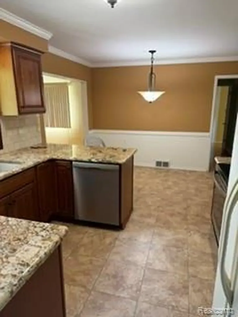 11151 Irvington Drive Warren City MI 48093