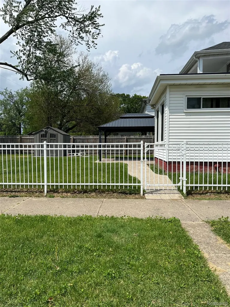 9001 Riverdale Redford Charter Township MI 48239