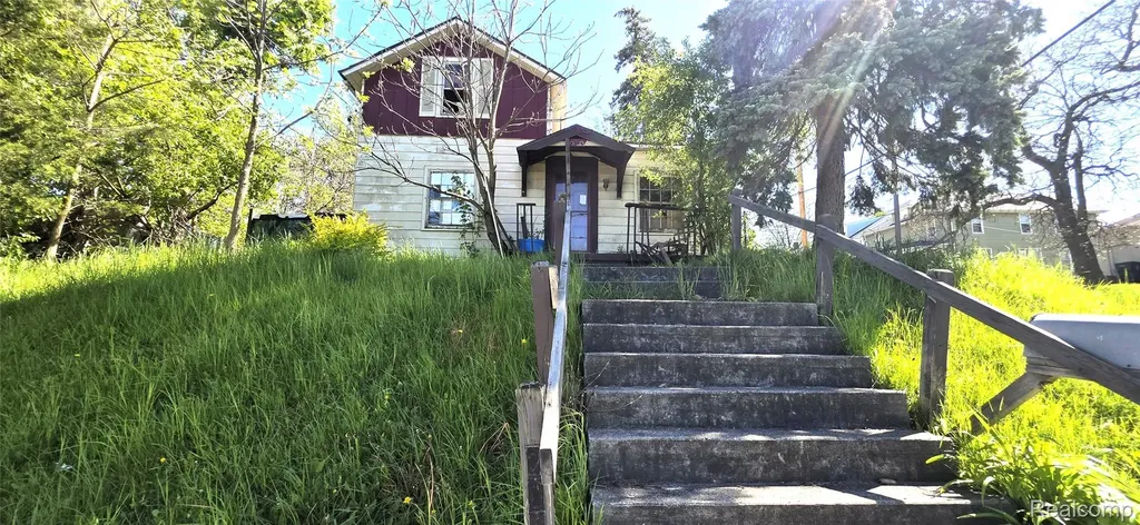 2015 W Court Street Flint City MI 48503
