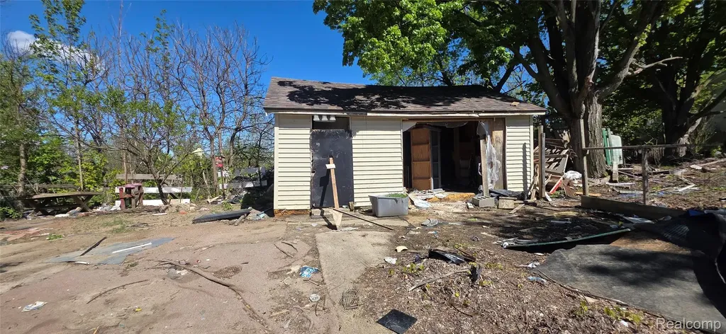 2015 W Court Street Flint City MI 48503