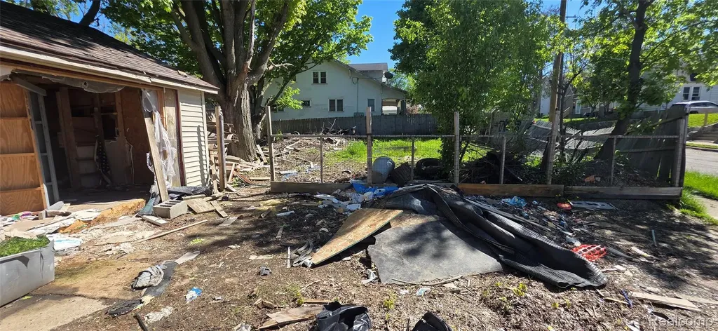 2015 W Court Street Flint City MI 48503