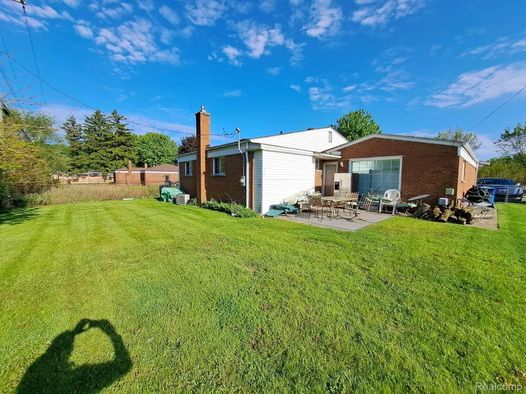 12275 E 11 Mile Road Warren City MI 48091