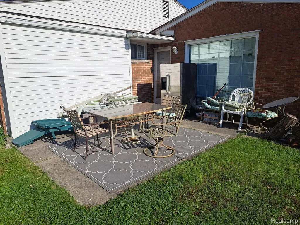 12275 E 11 Mile Road Warren City MI 48091