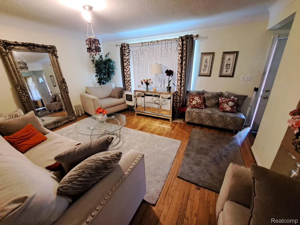 12275 E 11 Mile Road Warren City MI 48091