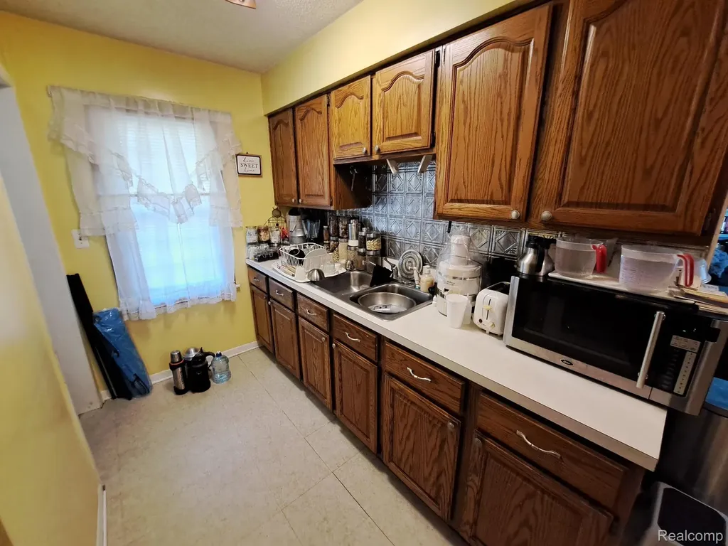 12275 E 11 Mile Road Warren City MI 48091