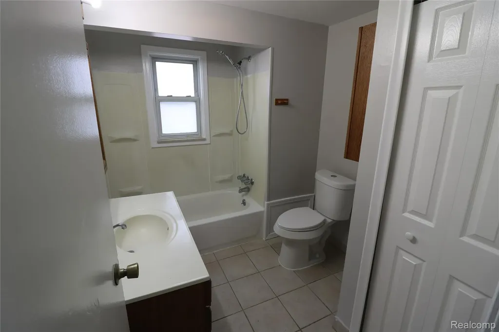 27182 Seyburn Avenue Warren City MI 48092