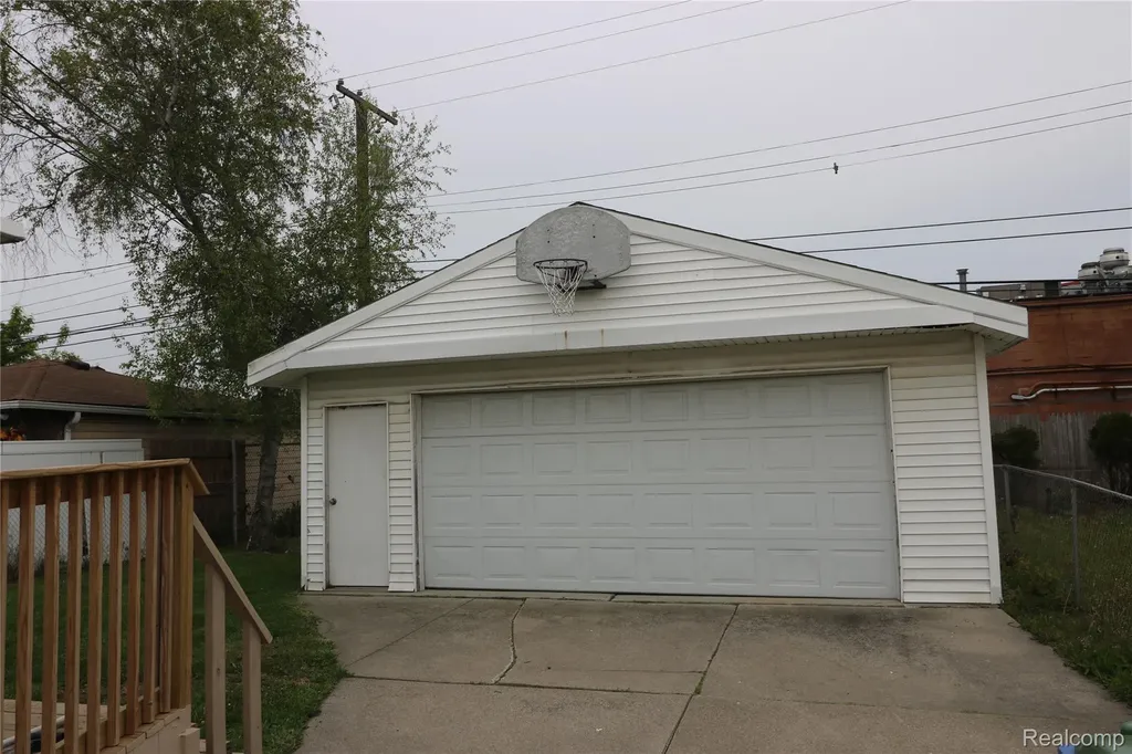 27182 Seyburn Avenue Warren City MI 48092