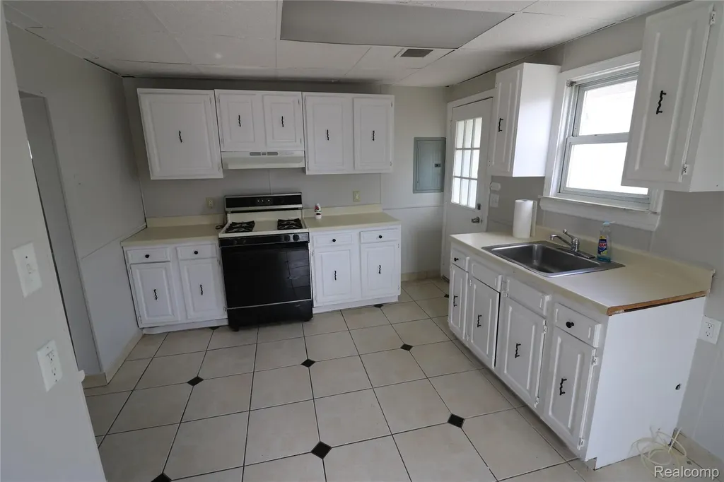 27182 Seyburn Avenue Warren City MI 48092