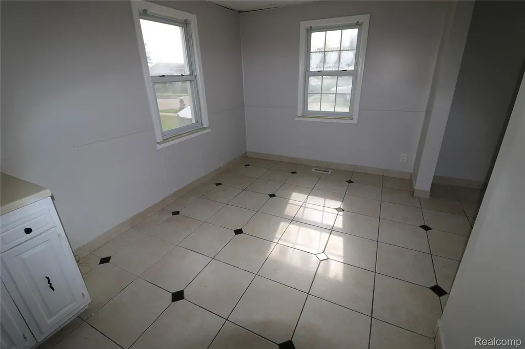 27182 Seyburn Avenue Warren City MI 48092