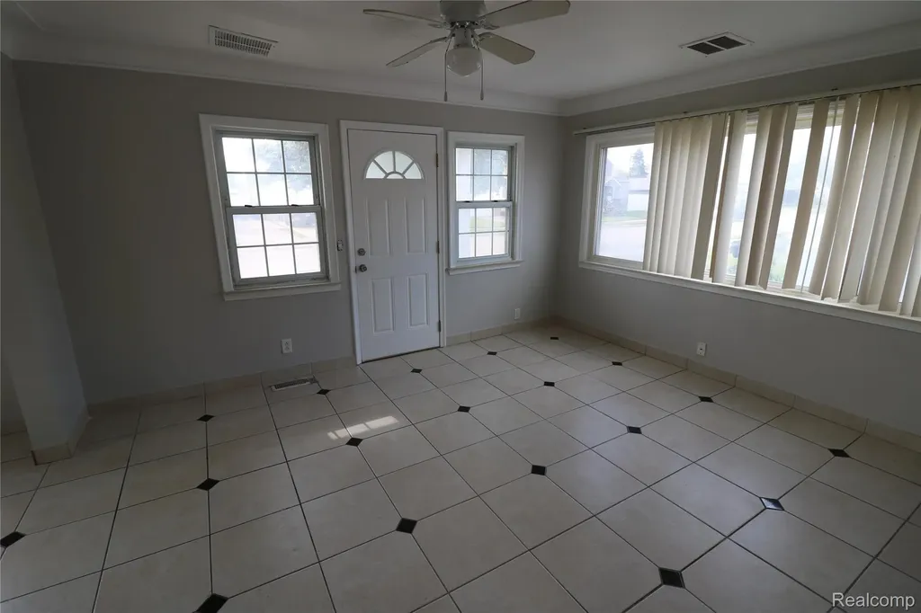 27182 Seyburn Avenue Warren City MI 48092