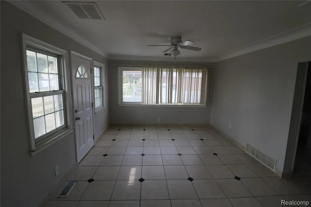 27182 Seyburn Avenue Warren City MI 48092