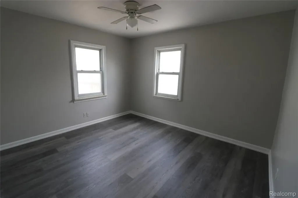 27182 Seyburn Avenue Warren City MI 48092