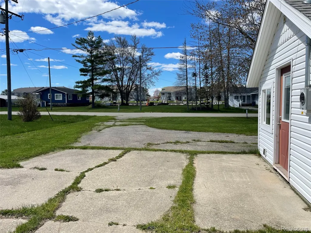 1847 S Riverside Drive Au Gres City MI 48703